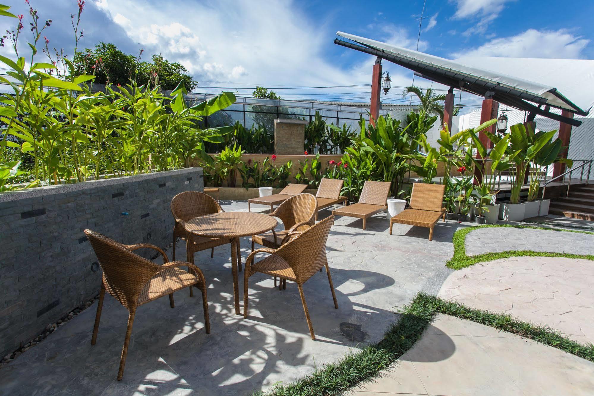 Icheck Inn Trams Square Чиангмай Екстериор снимка